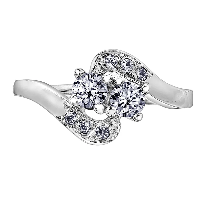 Halo - Style Women's Diamond Rings with a Center Diamond Surrounded by Smaller Diamonds in 18K GoldRound Diamond Toi-Et-Moi Ring