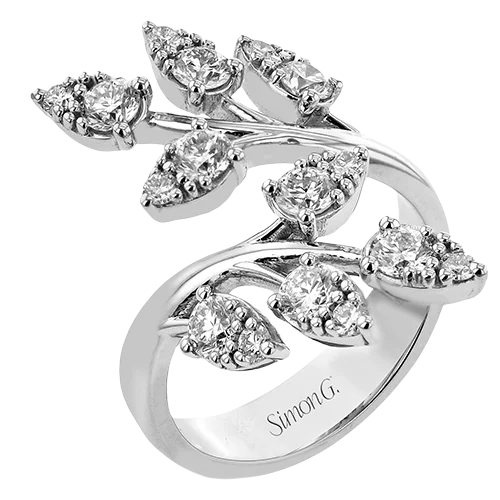 Signature - Design Women's Diamond Rings with a Brand - Specific Pattern and High - Quality DiamondsRight Hand Ring in 18k Gold with Diamonds