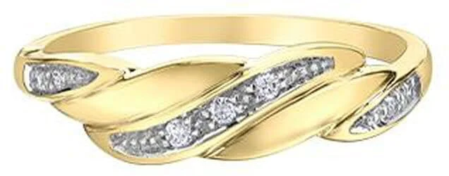 Cluster - Style Women's Diamond Rings with Multiple Small Diamonds Arranged in a Stunning PatternYellow Gold Diamond Ring.