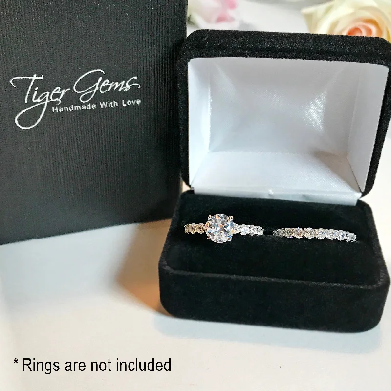 Cluster Engagement Rings with Multiple Small Diamonds Arranged in a Stunning DesignDouble Velvet Black Ring Box